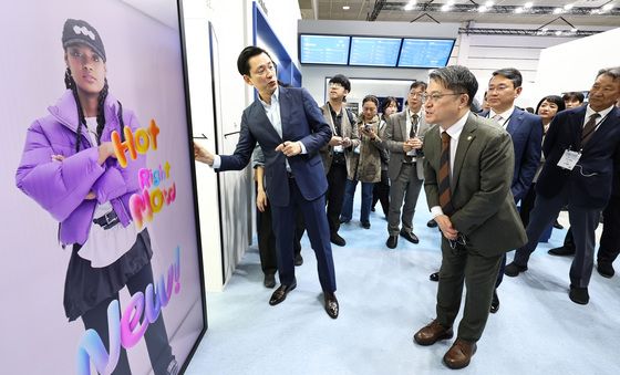 KES2025 전시장 둘러보는 문신학 산업통상부 1차관