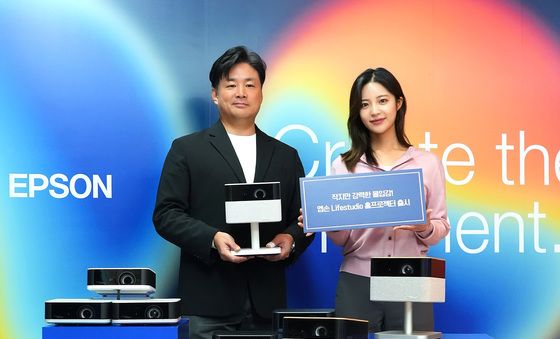 신제품 소개하는 모로후시 준 한국엡손 대표