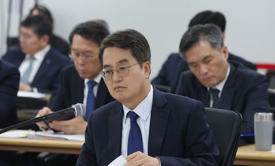 [국감] 의원 질의 경청하는 김동연 지사