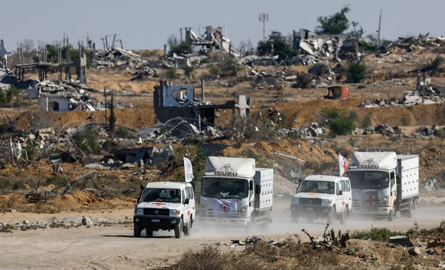 [포토] 팔레스타인 사망자 인도하는 적십자 차량