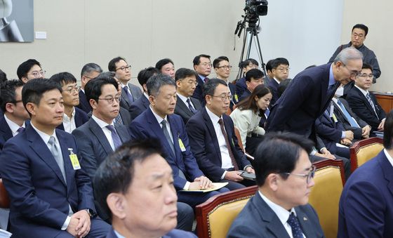 [국감]인사하는 김영섭 KT 대표