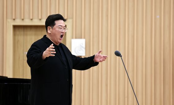 시연하는 국윤종