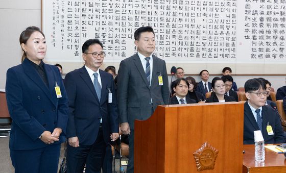 [국감] 증언대 앞에 선 강혜경 씨, 김태열 씨, 신용한 부위원장