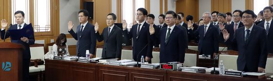 [국감]기후환노위 국감서 선서하는 노동부 산하기관장들