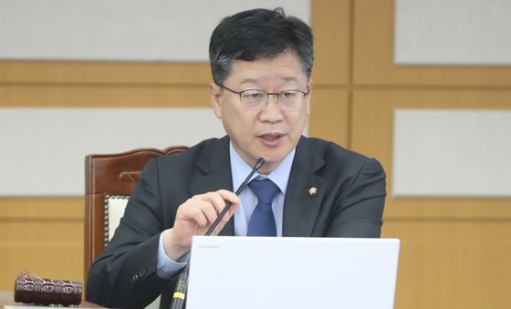 [국감]기후환노위 국감 진행하는 안호영 기후에너지환노위원장