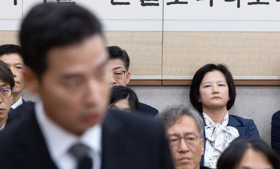 [국감] 문건일 변호사 답변 듣는 정유미 전 창원지검장