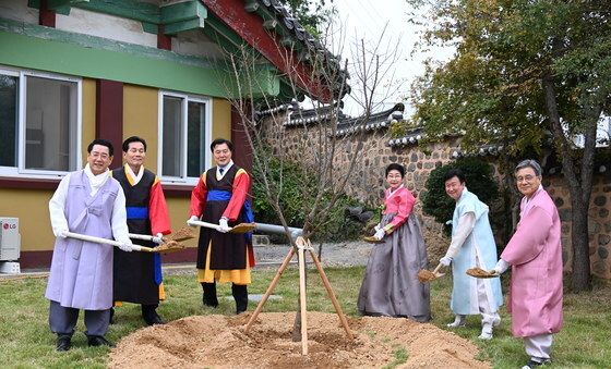 여수 진남관 준공 기념수 식재하는 국가유산청장