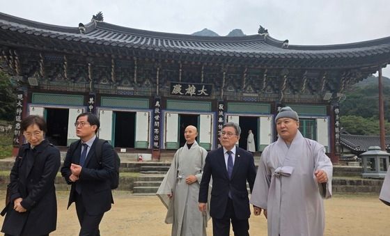 장성 백양사 방문한 국가유산청장