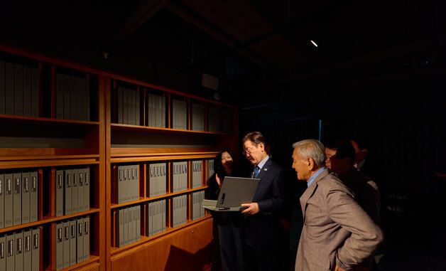 남영동 대공분실 전시물 살펴보는 이재명 대통령