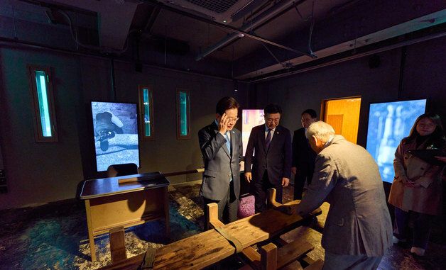 전시공간 살펴보는 이재명 대통령