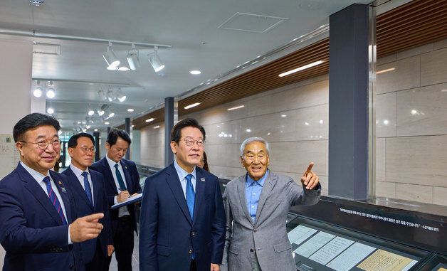 남영동 대공분실 설명 듣는 이재명 대통령