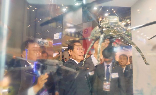 ADEX 2025 전시품 살펴보는 이재명 대통령