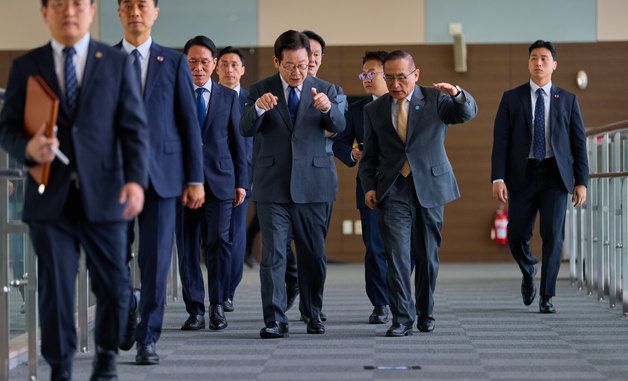 ADEX 2025 찾은 이재명 대통령