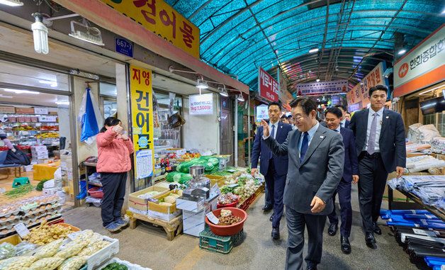 일산시장 찾은 이재명 대통령