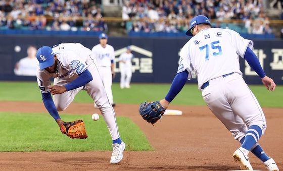 디아즈, 급한 마음에 글러브 토스