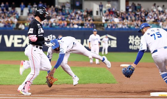 포구 실책 범하는 디아즈