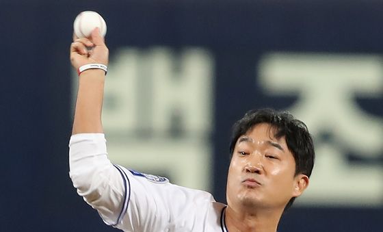 PO 3차전 시구하는 '보스' 조우진