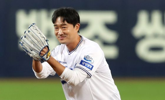 PO 3차전 시구하는 '보스' 조우진