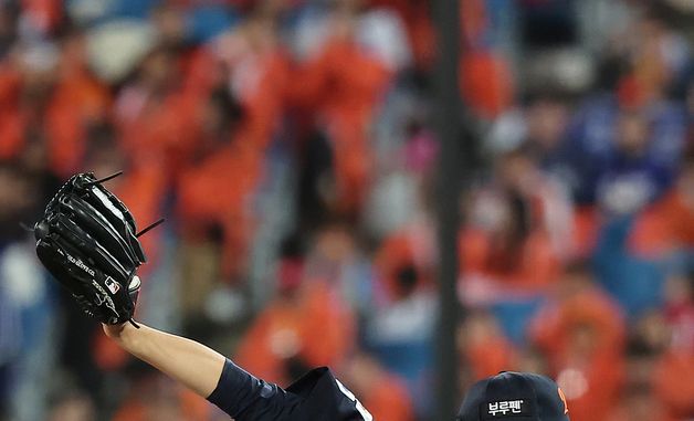 연습 투구 중 미끄러지는 문동주