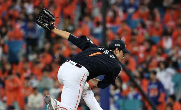 연습 투구 중 미끄러지는 문동주