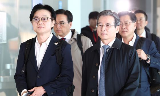 막판 한미 관세협상 위해 출국하는 김용범·김정관