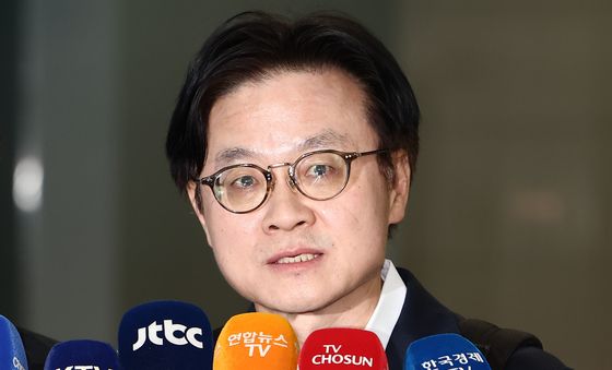 취재진 질의 답변하는 김정관 산업부 장관