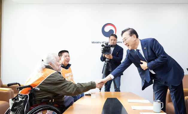 전장연 대표 만난 김윤덕 장관