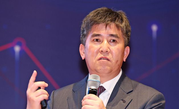 주제발표하는 윤창용 신한투자증권 리서치본부장