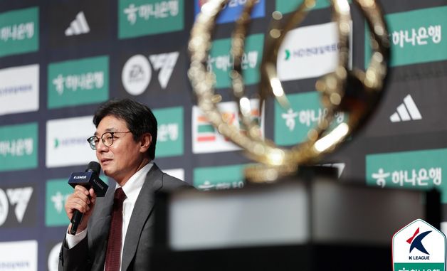 취재진 질문에 답변하는 황선홍 감독