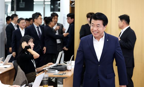 브리핑실로 들어오는 서강석 송파구청장