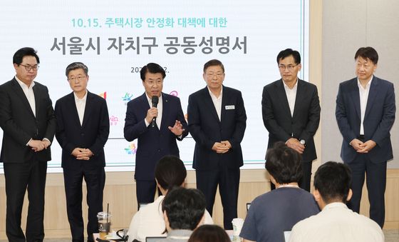 기자들 질문에 답변하는 서강석 송파구청장