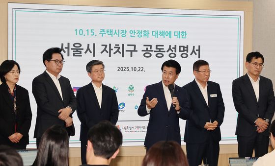 취재진 질문에 답변하는 서강석 송파구청장