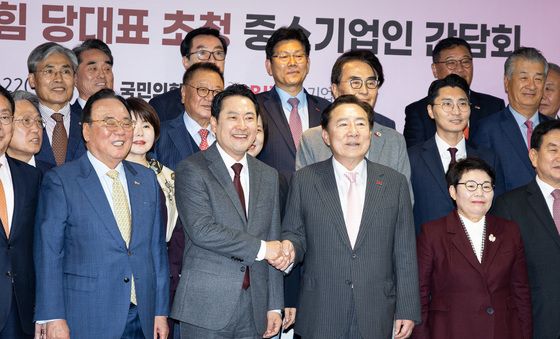 손 맞잡은 장동혁 국민의힘 대표와 김기문 중기중앙회장