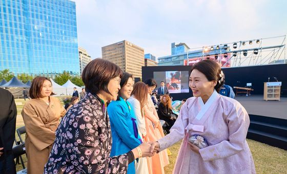 참석자들과 인사하는 김혜경 여사