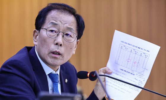 [국감]자료 들어 설명하는 윤후덕 의원