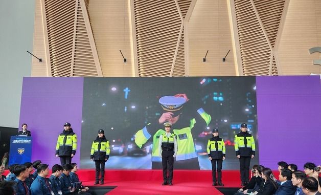 경찰복제 쇼케이스