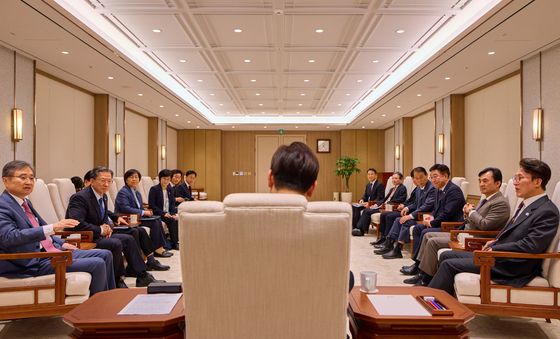 국무위원들과 차담하는 이재명 대통령