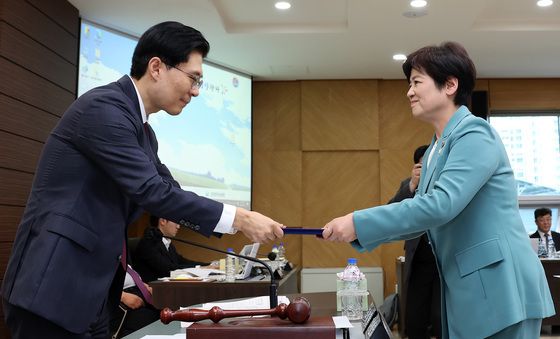 [국감] 선서문 전달하는 강은희 대구교육감