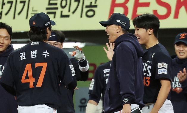 동료들과 기쁨 나누는 김범수