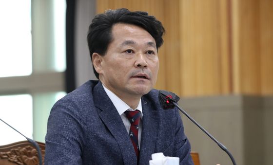 [국감]의원 질의 답변하는 안성기 경상국립대병원장