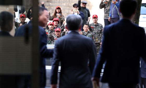 이종섭 전 장관에게 항의하는 해병대 예비역 연대