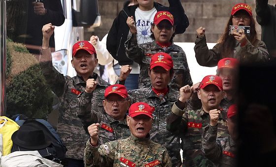 이종섭 전 장관에게 항의하는 해병대예비역연대