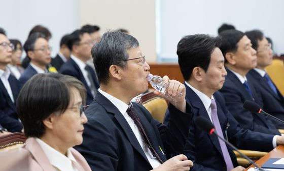 [국감] 물 마시는 김유열 EBS 사장