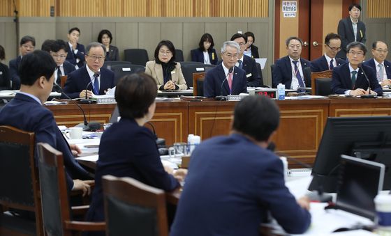 [국감]의원 질의 경청하는 부산·울산·경남교육감들