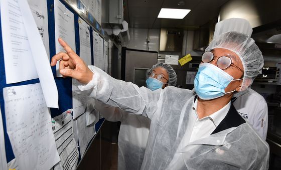 정상회의 만찬장 안전 점검 중인 김민석 국무총리