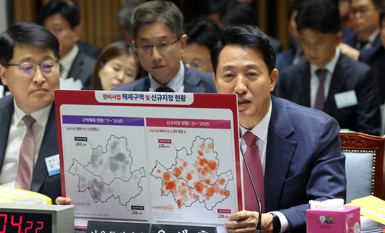 [국감]정비사업 관련 자료 들어보이는 오세훈 시장