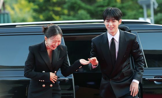 김민규, 박선영 아나 에스코트 받으며 입장