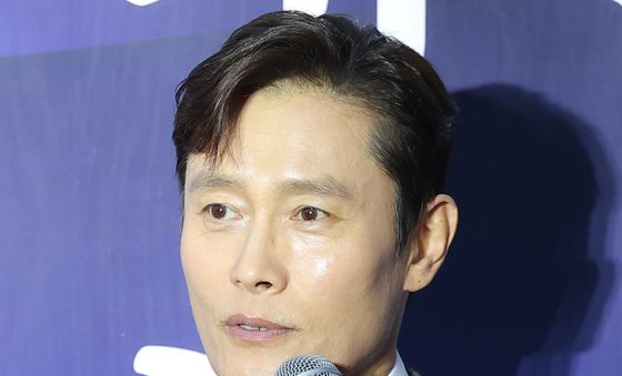 취재진 질문에 답하는 이병헌