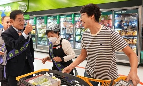 이마트 서울 용산점서 영천 포도 홍보하는 최기문 영천시장