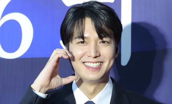 이민호, 사랑스러운 볼 하트